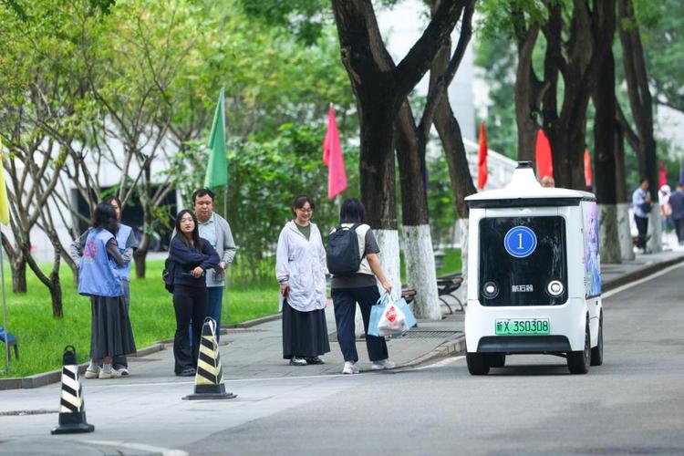 人手一个AI“搭子” 北京高校迎新现场的科技感与人文温度